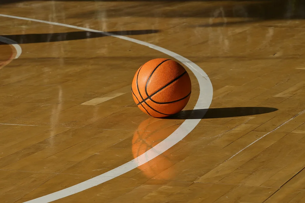 Parke zeminde basketbol topu ve pota — sayı handikapı ve toplam sayı bahisleri