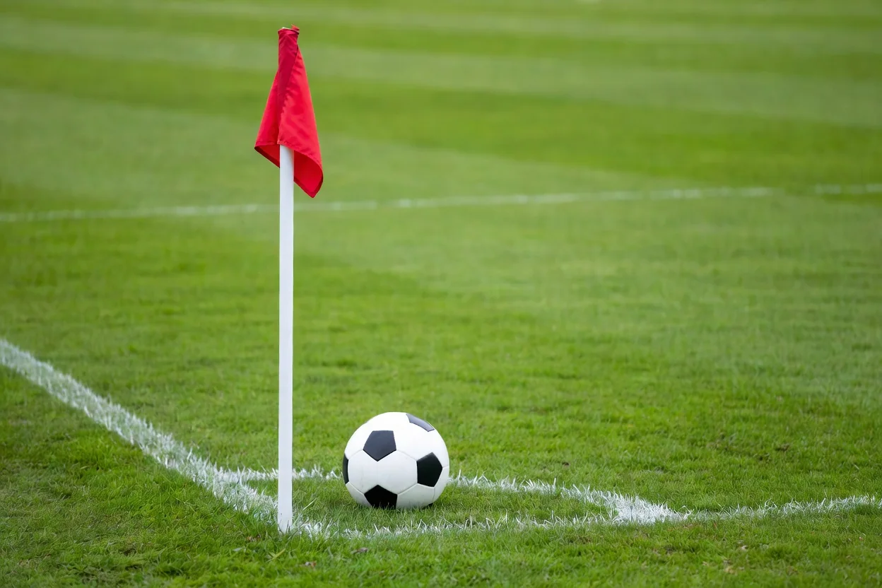 Futbol maçı — yeşil sahada top ve kale yakın çekimi