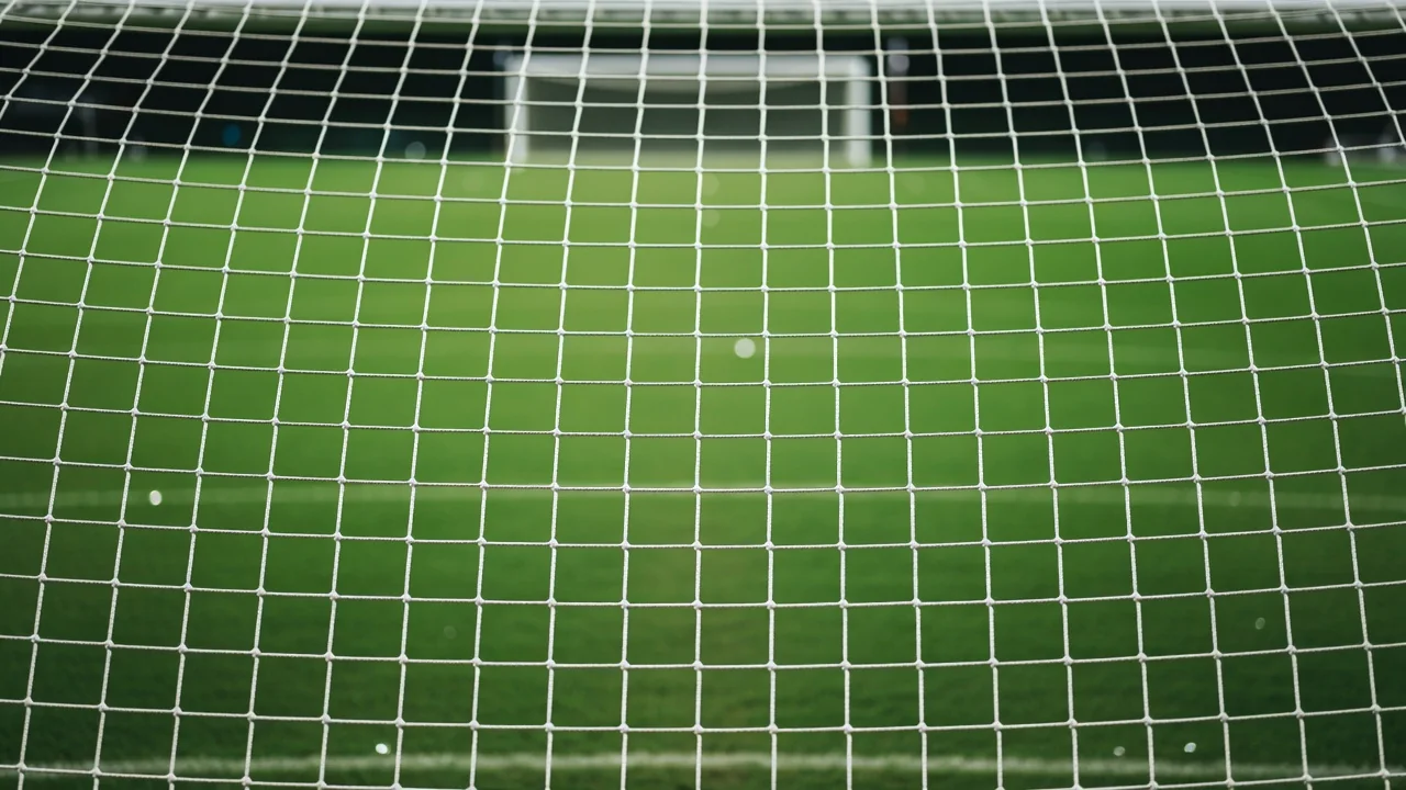 Korner atışı — köşe bayrağı ve futbol topu yakın çekimi