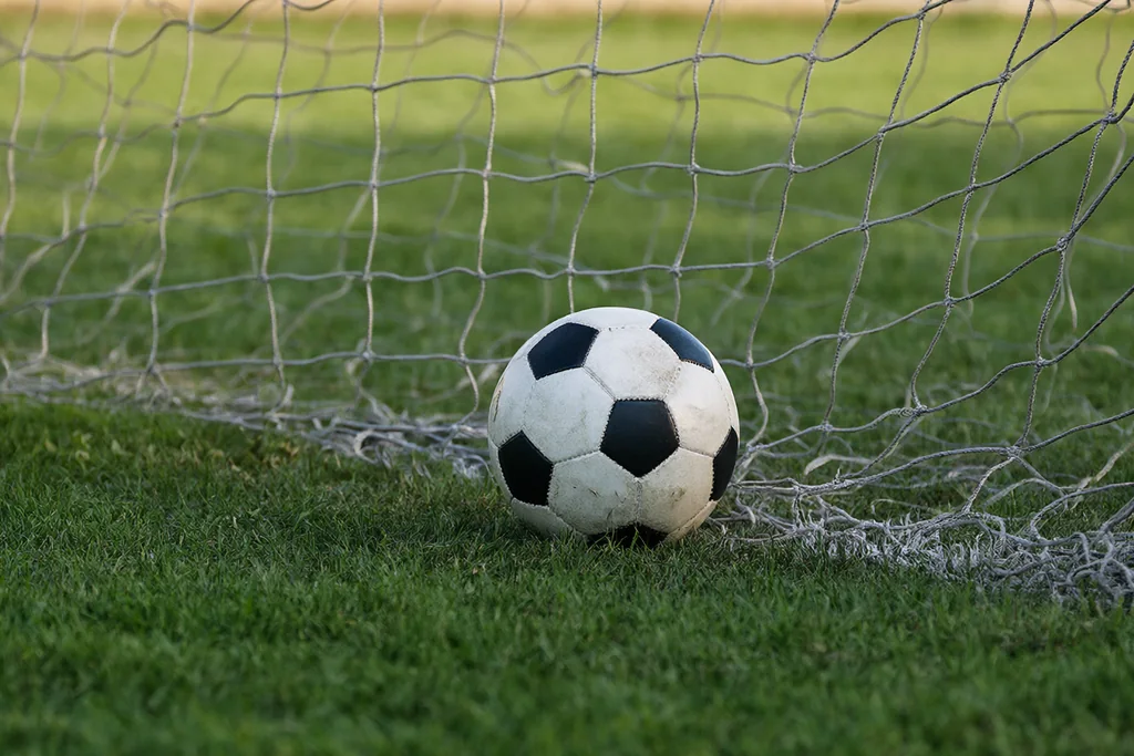 Yeşil sahada korner direği ve futbol topu — korner ve kart bahisleri rehberi