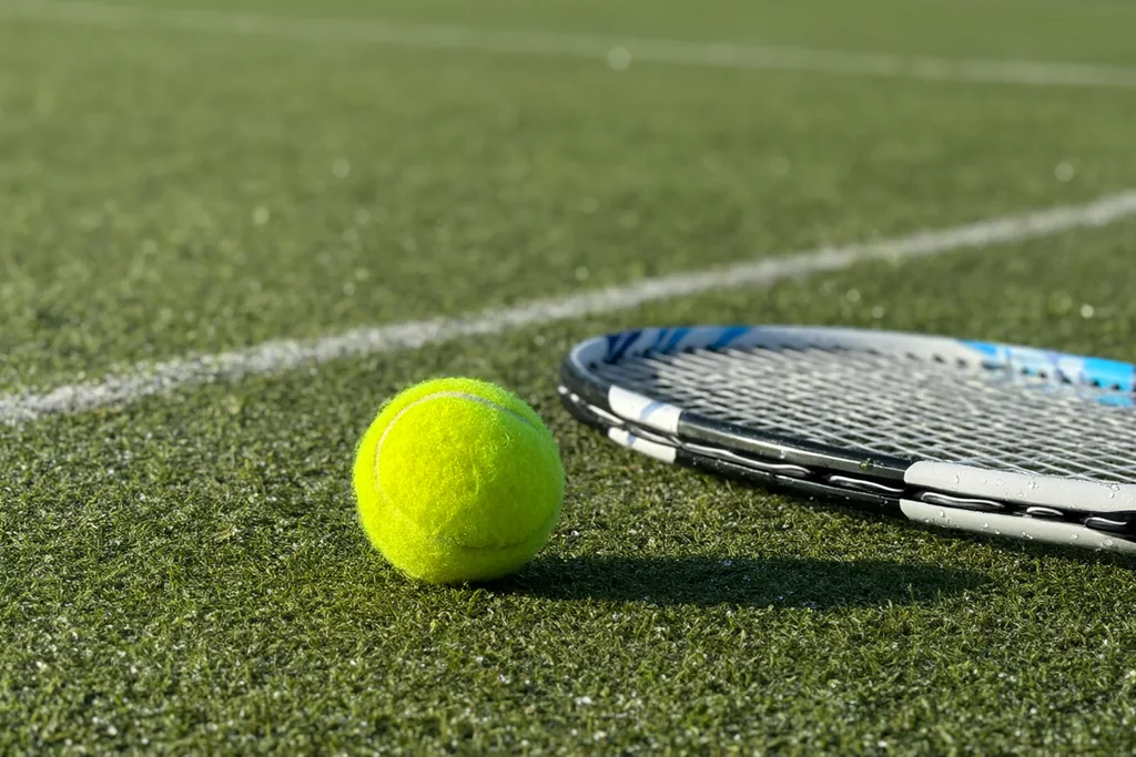 Toprak kortta raket ve top — tenis bahis pazarları rehberi